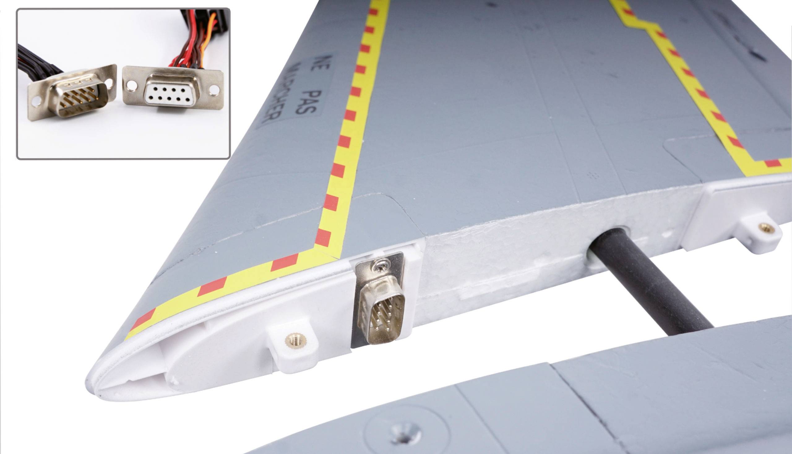 Un aile d'avion-modèle avec fiche de connexion montre le raccordement en détail. Dans l'image intégrée, des gros plans des fiches sont visibles.