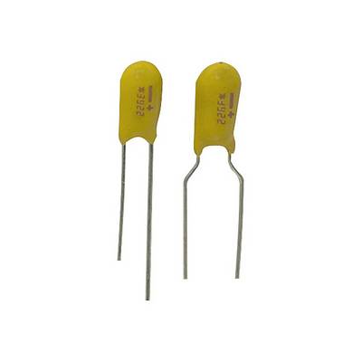 Deux condensateurs jaunes avec de longs fils de connexion, placés côte à côte, utilisés dans un circuit électronique.