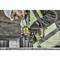 Un ouvrier portant un casque de chantier et un gilet de sécurité utilise une perceuse jaune pour percer du métal. Un chantier de construction est visible en arrière-plan.