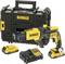 Ensemble d'outils à main comprenant un tournevis à batterie jaune et noir, son chargeur et une batterie de rechange, posé devant un coffret de transport.