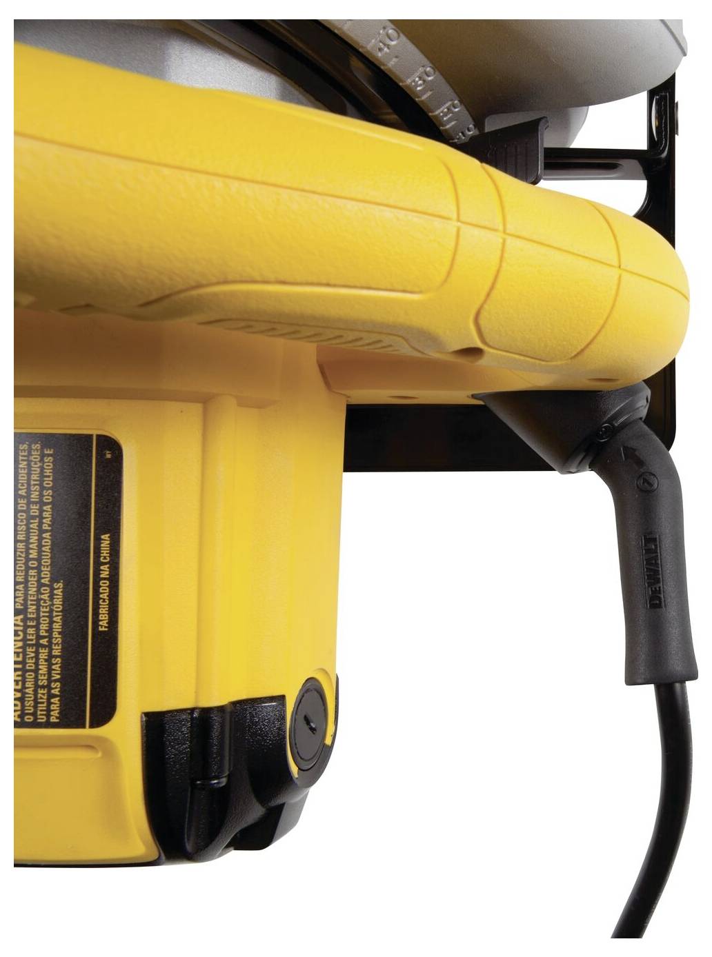 Coin jaune d'outils électriques avec branchement de câble électrique, probablement partie d'un équipement plus grand, avec panneau indicateur sur le côté.