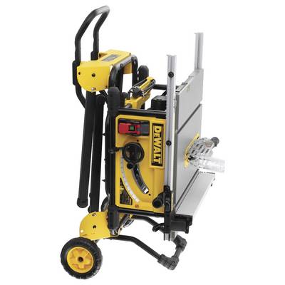 Une scie circulaire de table jaune de Dewalt, installée sur un support mobile. Elle est repliée et prête à être transportée.
