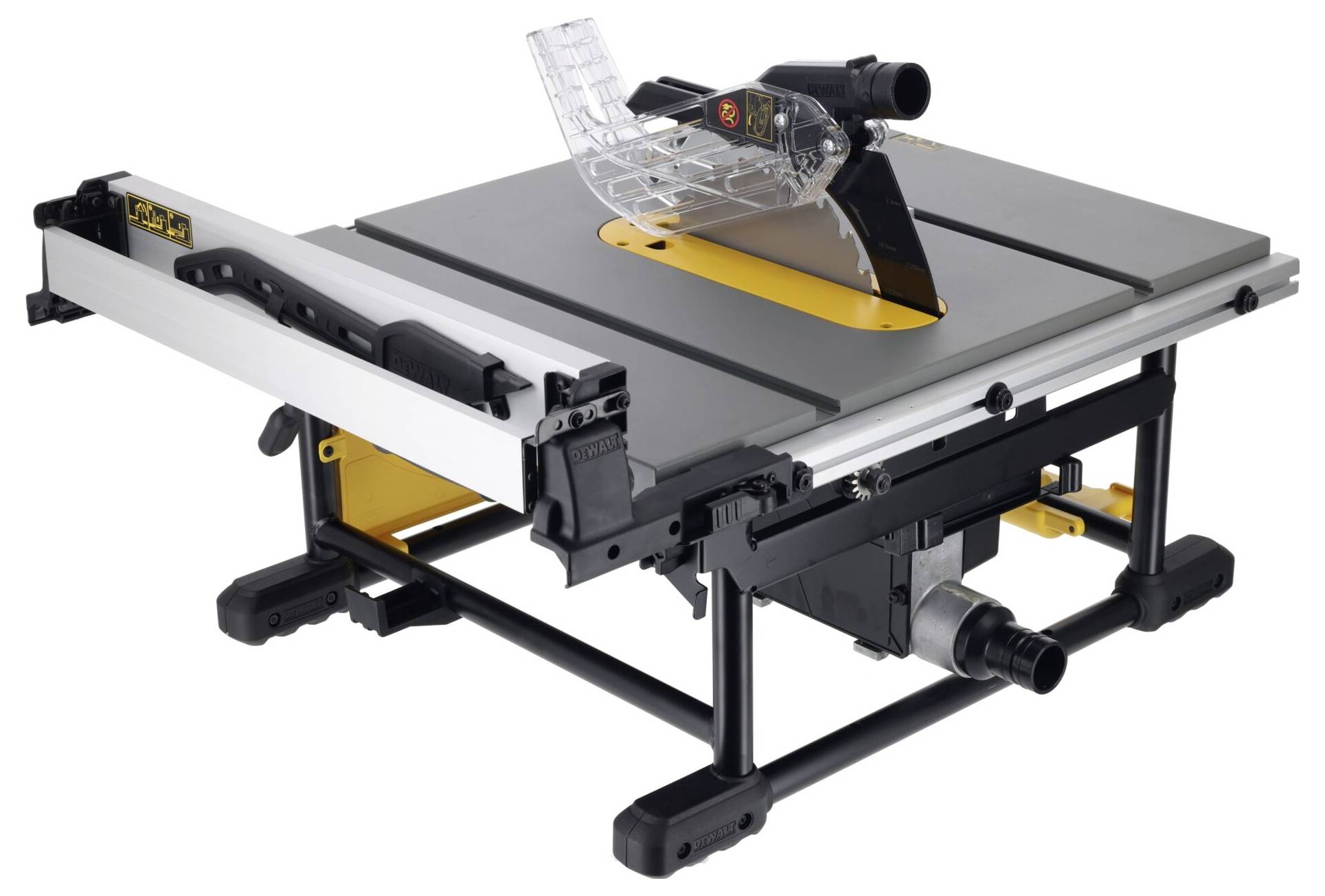 Scie circulaire montée sur une table, avec carter de protection et rail de guidage ; les raccordements pour l'aspiration de poussière sont visibles.