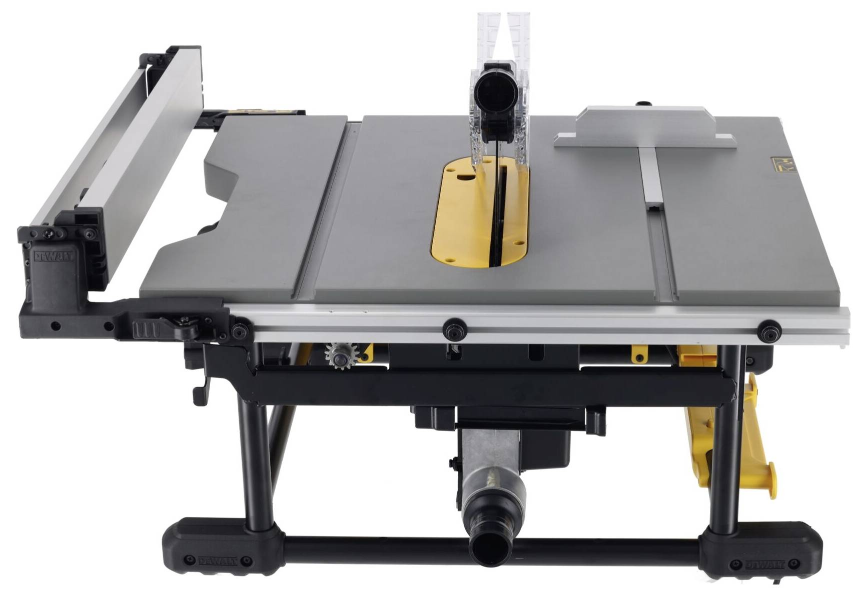 Une scie circulaire de table avec une surface grise, un insert jaune et un cadre noir. Elle dispose d'une lame de scie réglable et d'une butée précise.