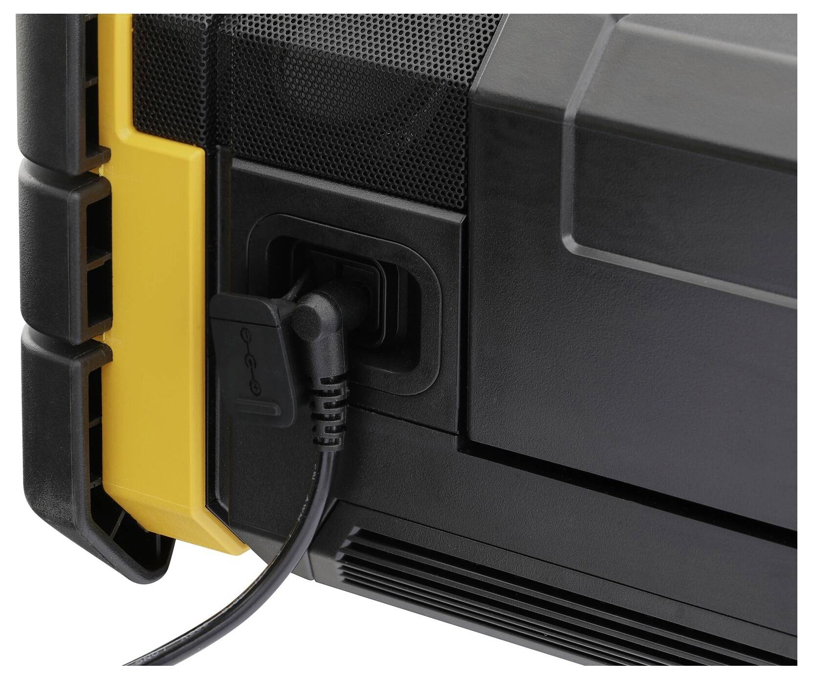 Un câble est connecté à un appareil électronique noir et jaune qui pourrait être un haut-parleur ou un équipement similaire.