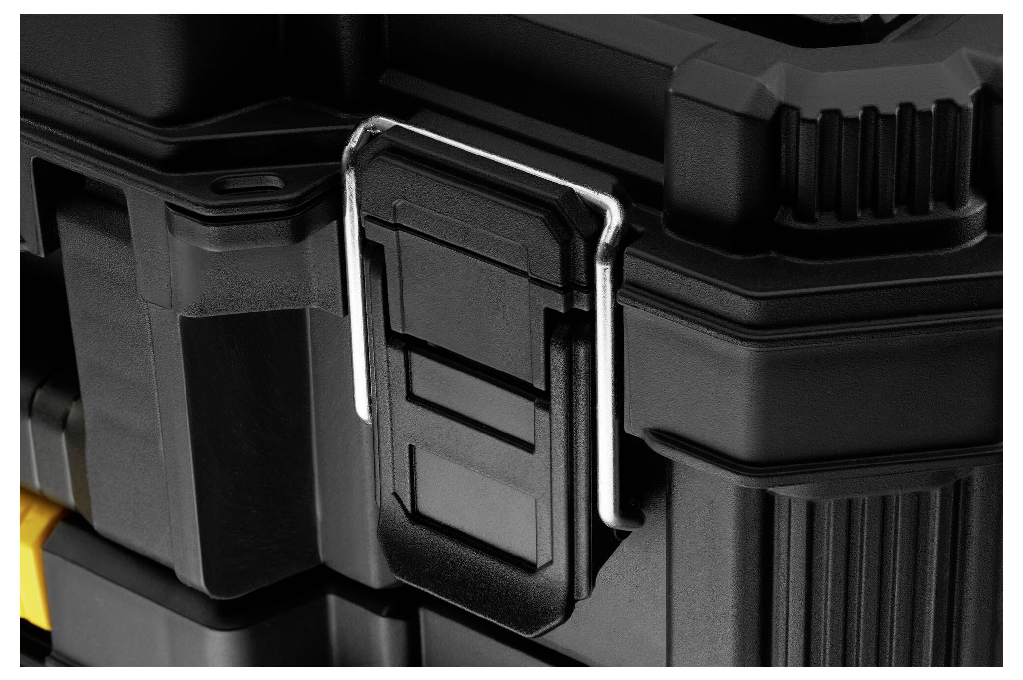 Mallette à outils noire avec fermeture robuste et design structuré, adaptée au transport des outils.