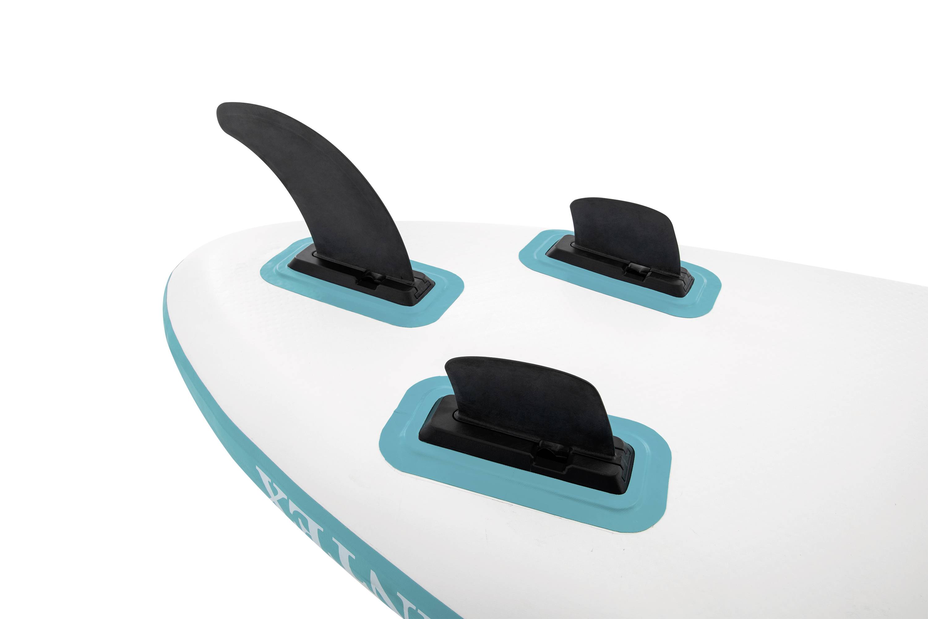 Trois ailerons noirs de différentes tailles fixés sous un surf blanc avec des contours turquoise autour des supports d'ailerons.