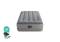 Matelas pneumatique gris avec pompe USB. Le matelas dispose de chambres à air transversales pour plus de confort. Pompe représentée à côté du matelas sur la gauche.