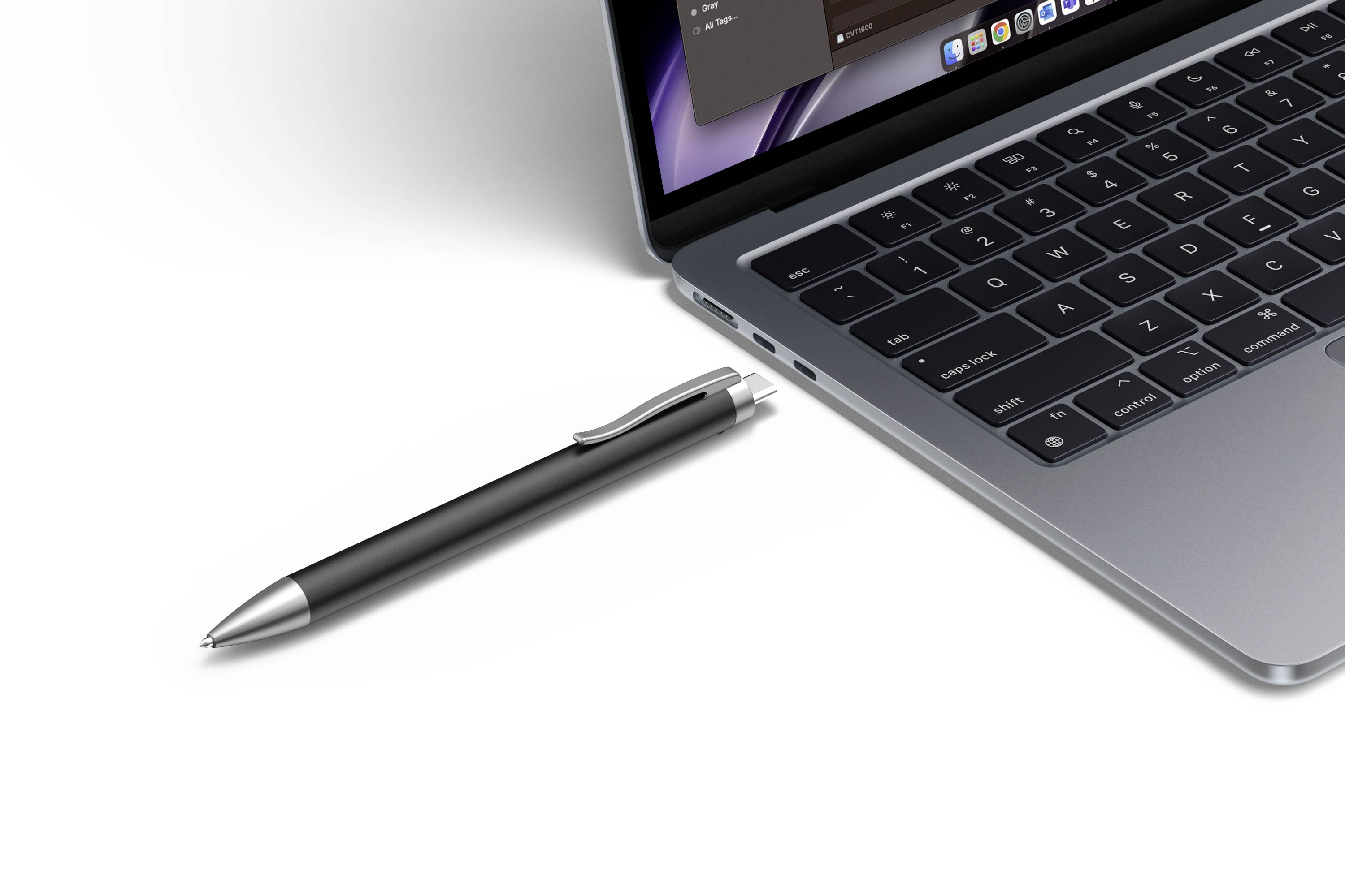 Un ordinateur portable ouvert avec son clavier et un stylo noir à côté, sur une surface blanche.