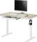 Bureau moderne avec plateau en bois, structure blanche et tiroir. Un ordinateur, un clavier, une souris et un ordinateur portable sont posés dessus. Des écouteurs sont accrochés sur le côté.