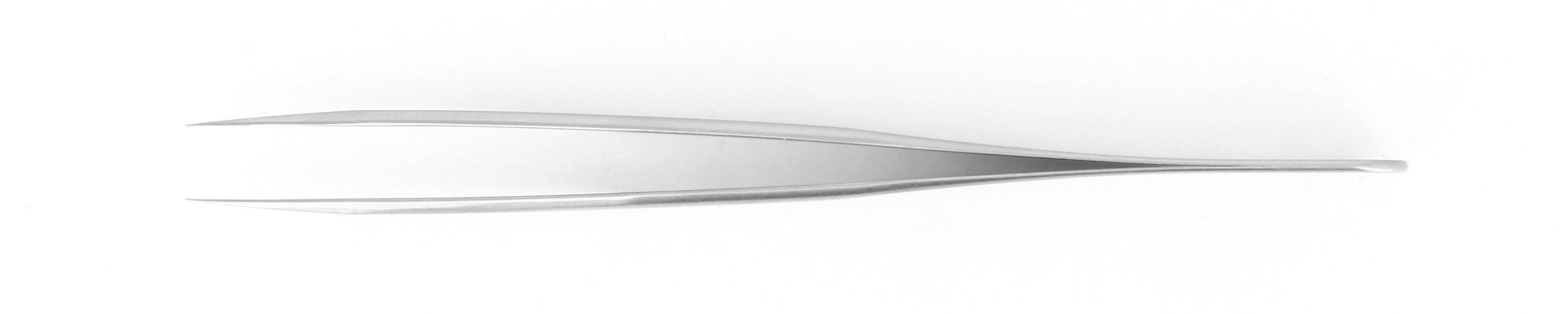 Une pince à épiler en argent est posée sur une surface blanche. Elle est légèrement ouverte et montre sa forme symétrique et sa surface lisse.