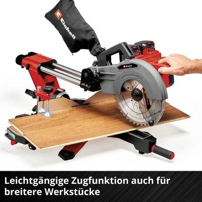 Scie à onglets coulissante pour larges pièces à usiner montre une main maniant une scie pour couper du bois.