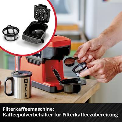 Une personne tient un filtre à café et un récipient de poudre de café à côté d'une machine à café filtre ouverte avec une tasse.