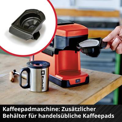 Machine à dosettes de café : Réservoir supplémentaire pour dosettes de café standard, montrant une main retirant une dosette usagée.