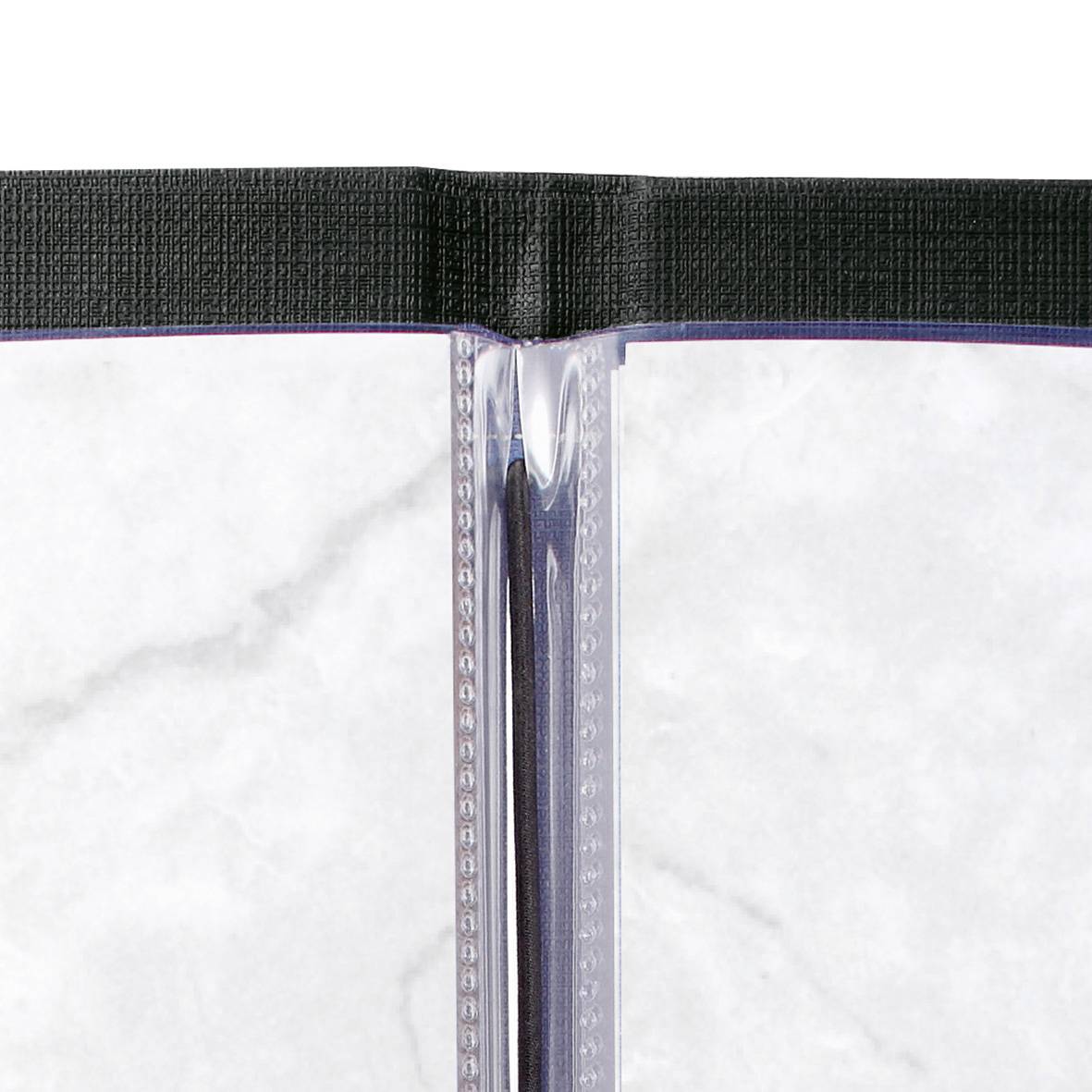 Un dossier ouvert contenant des pochettes transparentes vides sur une surface blanche.