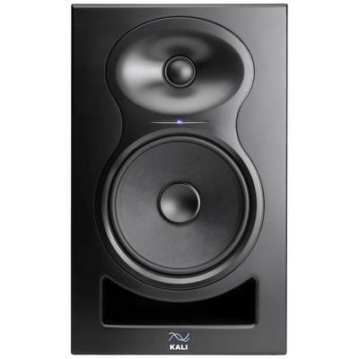Haut-parleur noir avec deux haut-parleurs visibles et un indicateur LED en haut, marque 'Kali' en bas ; adapté pour une utilisation en studio ou à domicile.