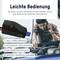Un homme devant une voiture ouverte lit un mode d'emploi sur son smartphone. Chargeur avec voyants LED : vert pour la connexion, rouge pour la charge, clignotant en cas de problème.