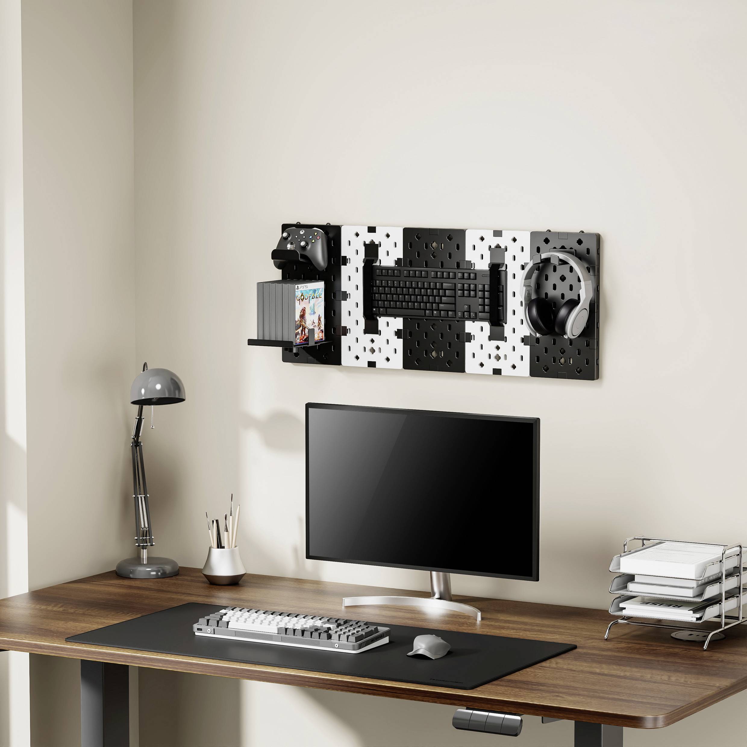 Un bureau moderne avec un écran, un clavier et une souris d'ordinateur. Sur le mur, une étagère multifonctionnelle pour les écouteurs et les livres.
