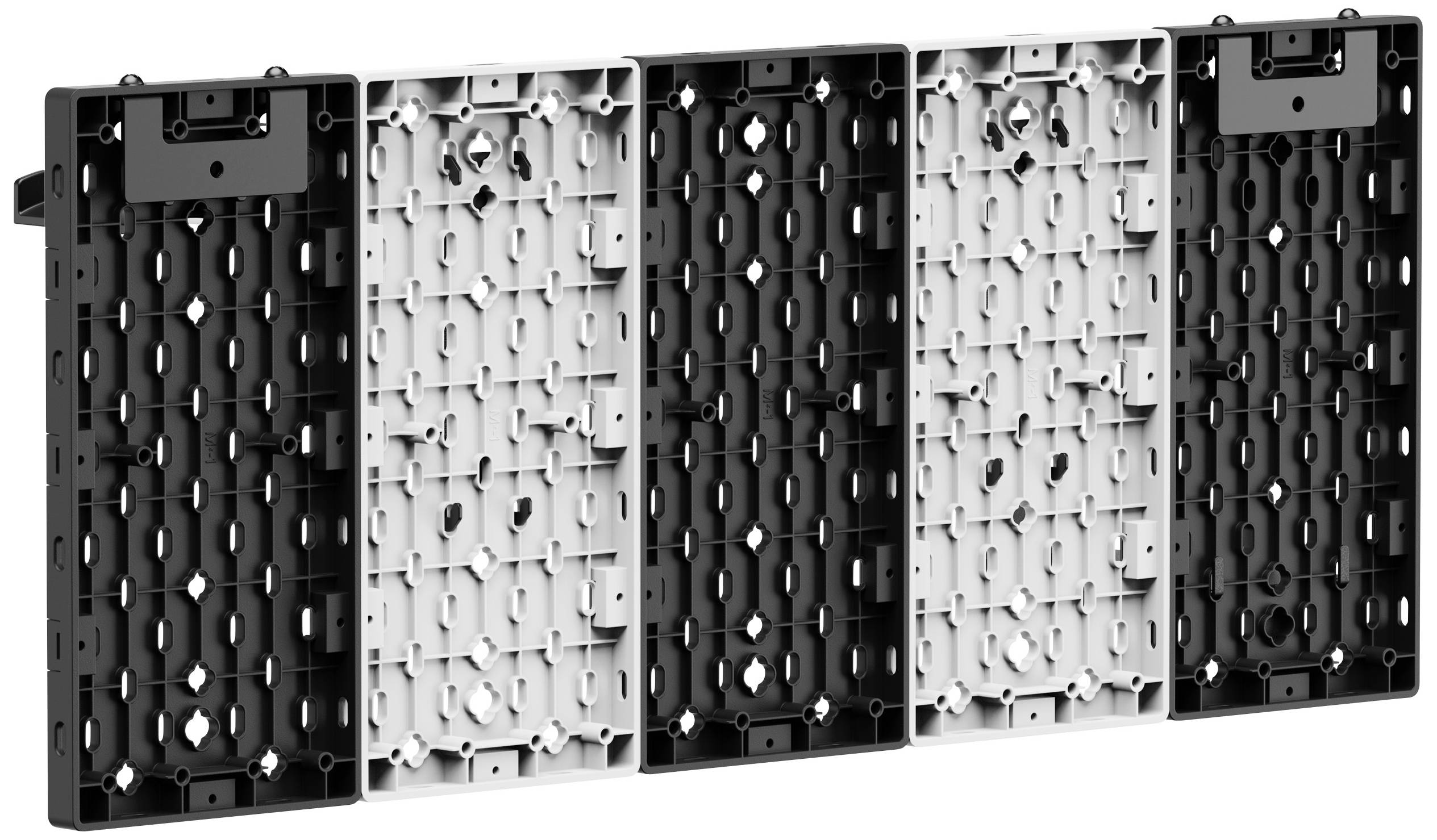 'Un panneau modulaire composé de quatre sections rectangulaires noires et blanches, fixées les unes aux autres pour former un motif quadrillé.'