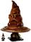 Ensemble LEGO avec un chapeau magique brun. Le chapeau comporte des éléments de visage. Une petite figurine portant un chapeau similaire se trouve à côté.