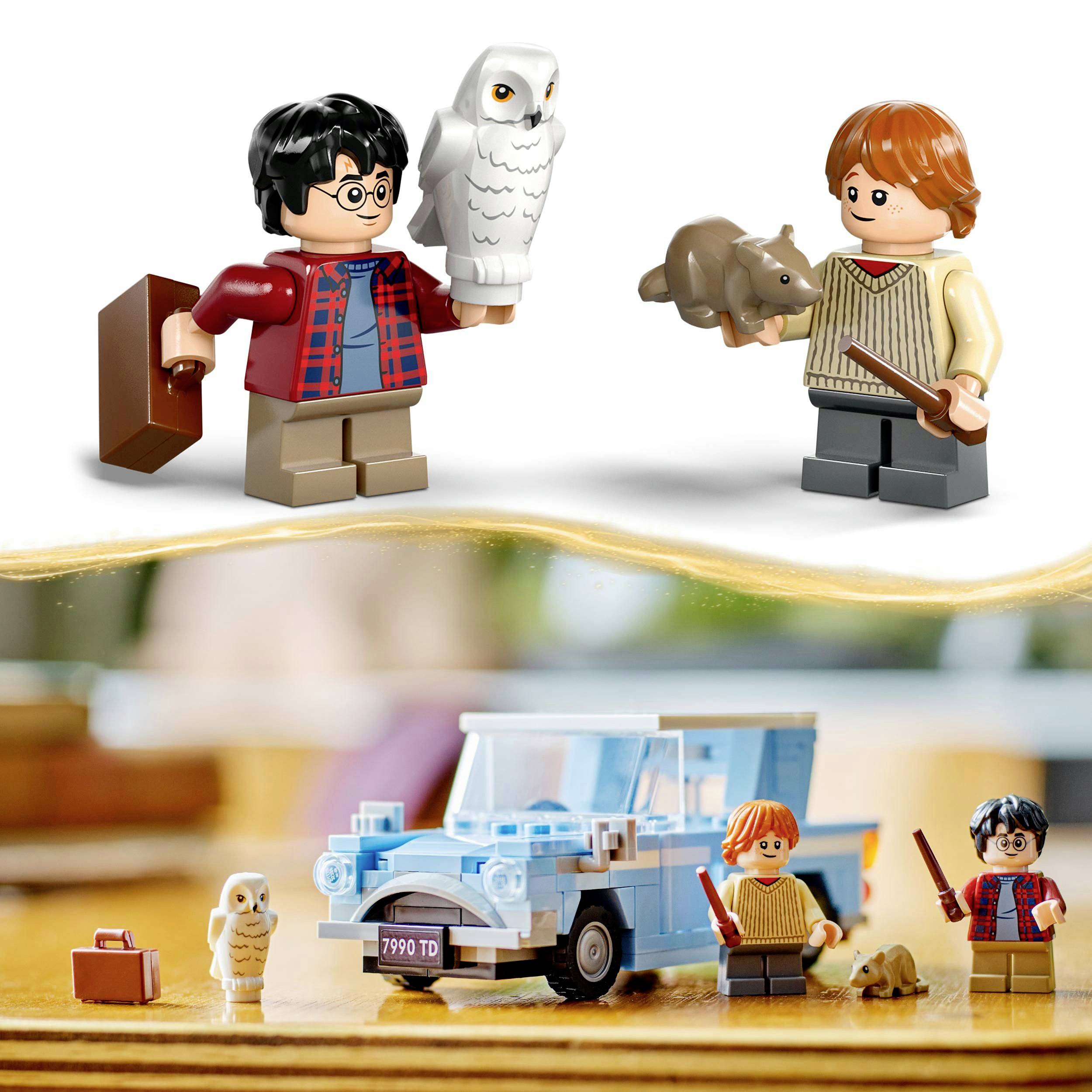 Figurines Lego sur le thème des magiciens : Deux personnages avec des baguettes magiques et des animaux, une voiture blanche et des accessoires de voyage en arrière-plan.
