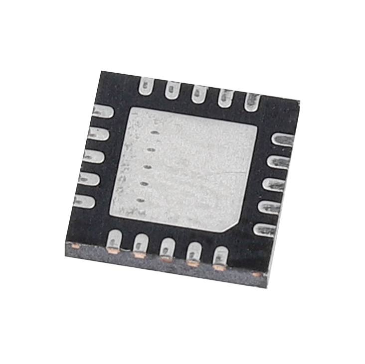 Un puce microélectronique carrée avec des contacts métalliques sur ses côtés, représentée sur un fond blanc.