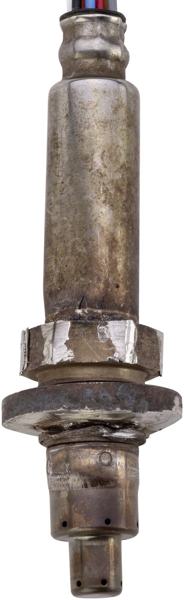 'Capteur de gaz d'échappement ancien et rouillé avec surface usée et connexions électriques en haut.'