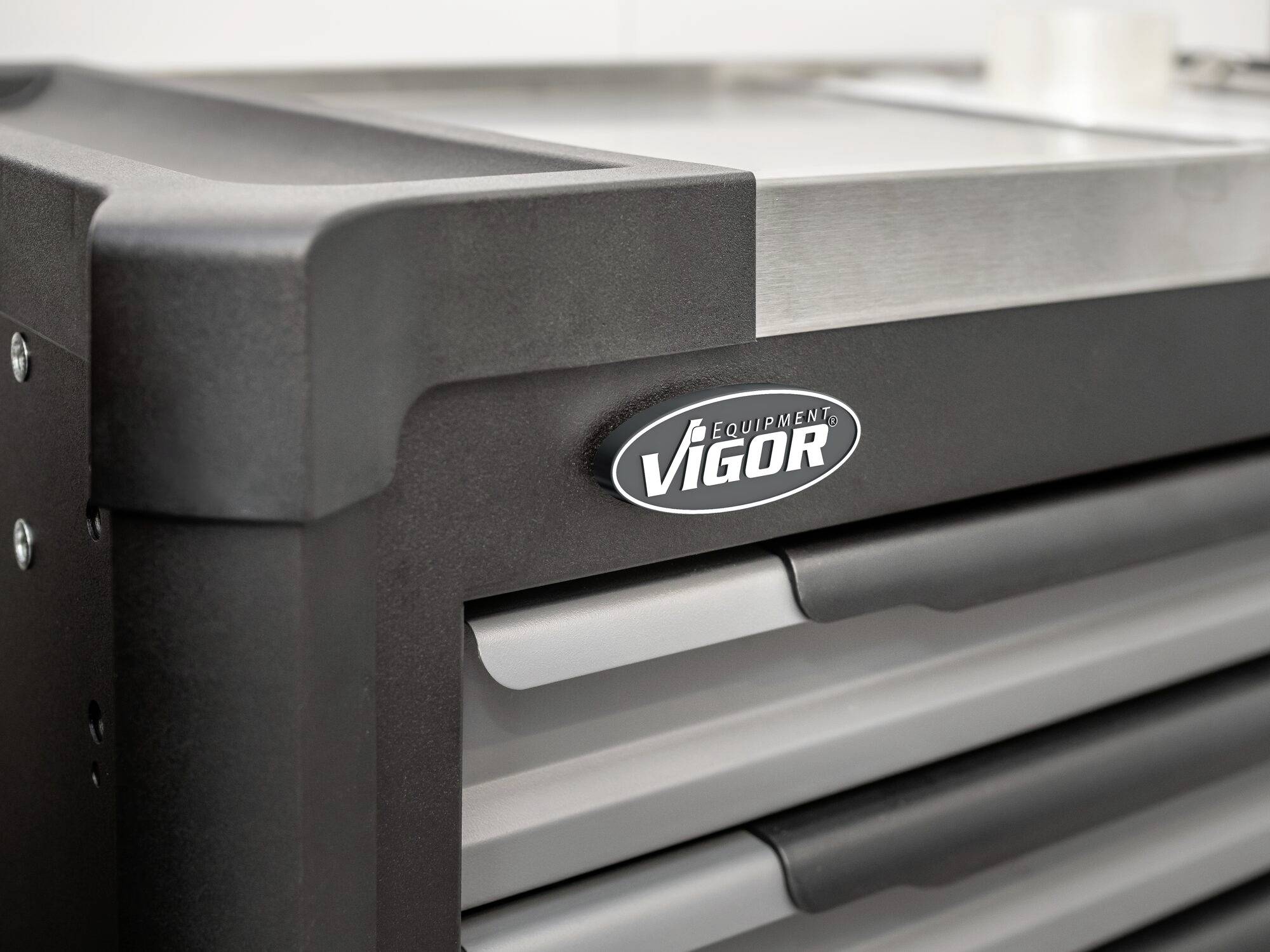 Armoire à outils avec plusieurs tiroirs gris, nom de marque 'Vigor' sur la face avant.