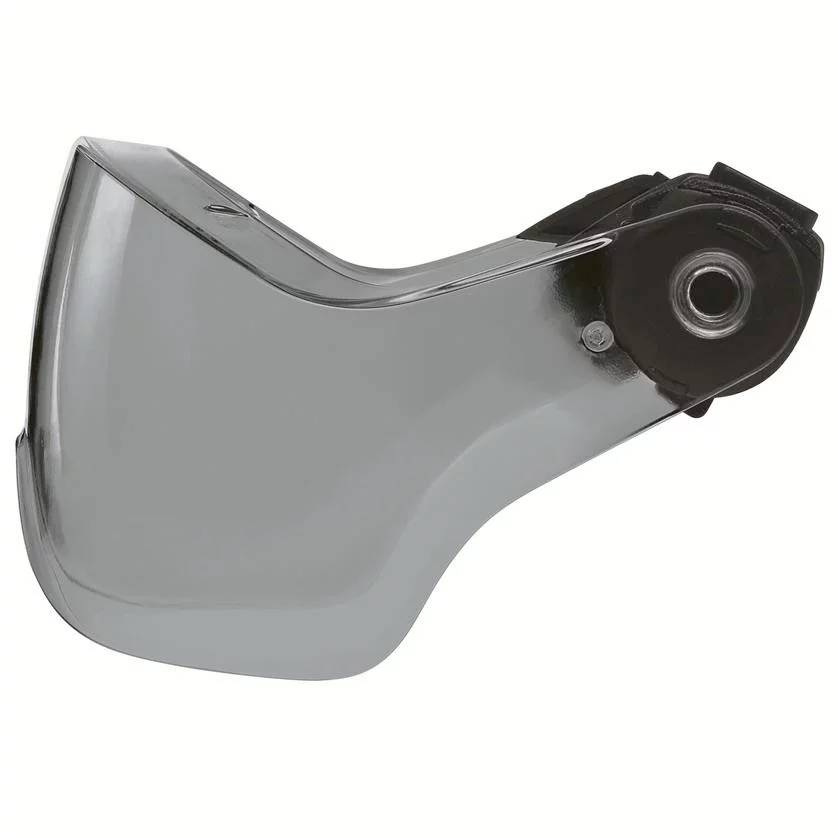 Un écran transparent pouvant être fixé à un casque est posé sur un fond clair. Il est légèrement relevé.