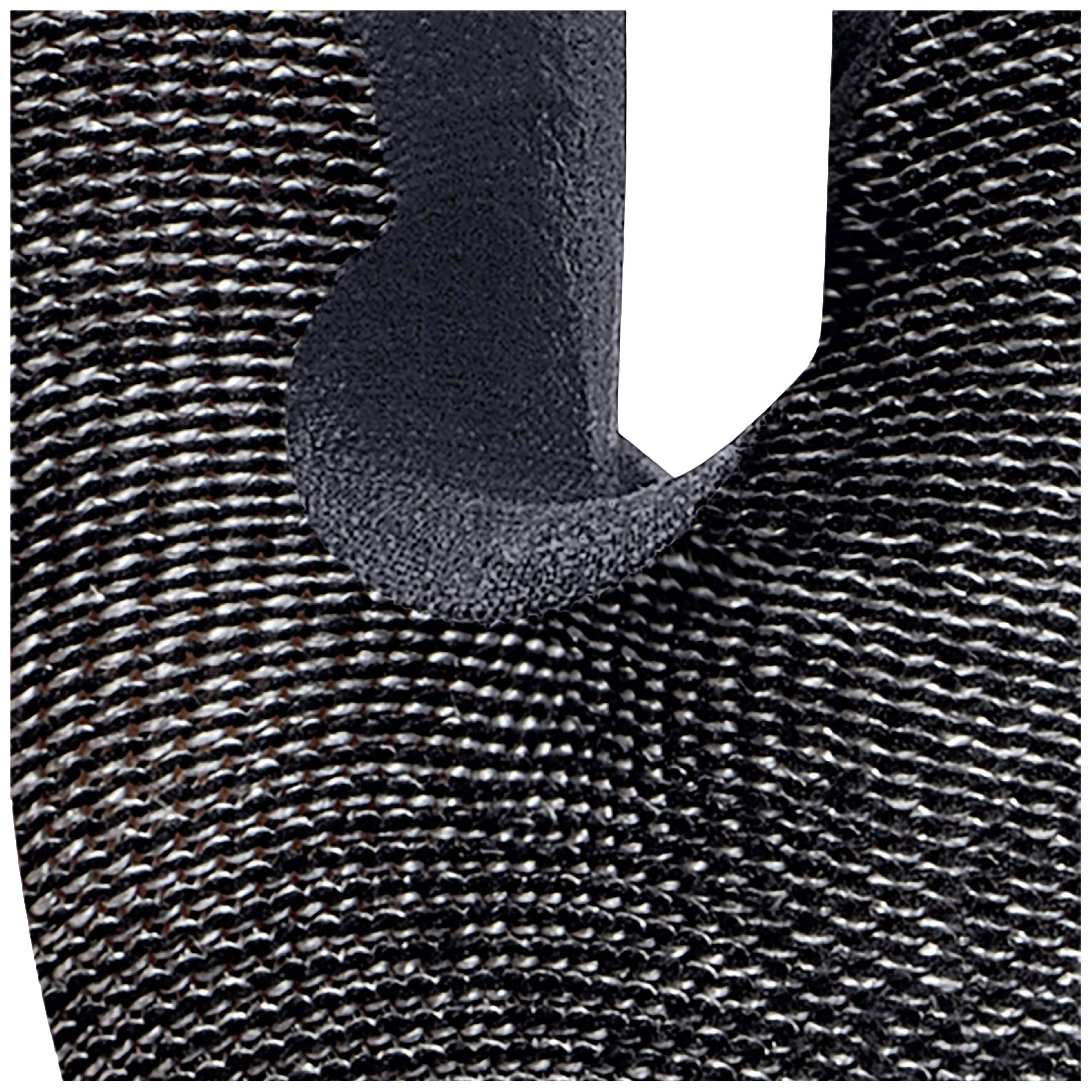 Gros plan d'un matériau structuré noir et gris, présentant des lignes courbes et une ouverture ou un pli vertical au centre.