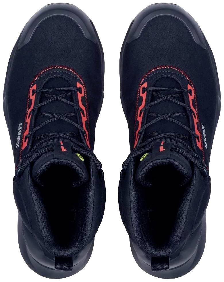 Chaussures de sécurité noires avec des détails rouges et des lacets, vue de dessus.