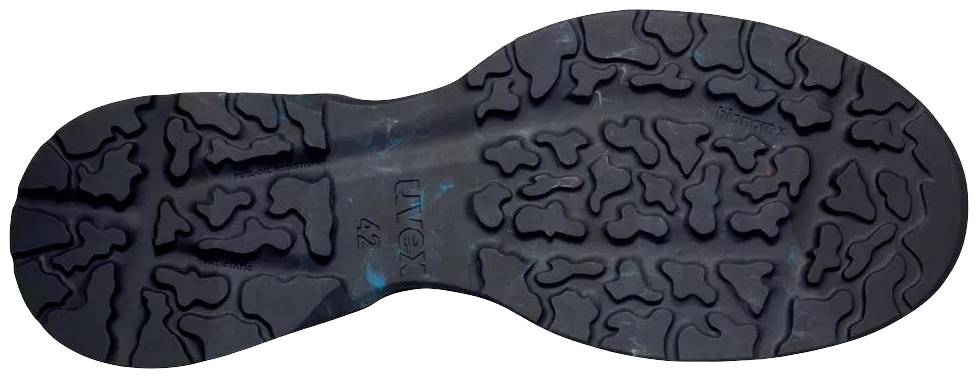 Semelle de chaussure avec un profil épais et antidérapant, adaptée aux activités de plein air et aux terrains accidentés.