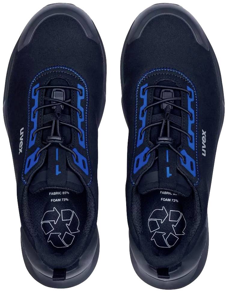 Une paire de chaussures de travail noires avec des coutures bleues, composées de 73% de mousse et 85% de tissu, portant le symbole de recyclage sur la semelle intérieure.
