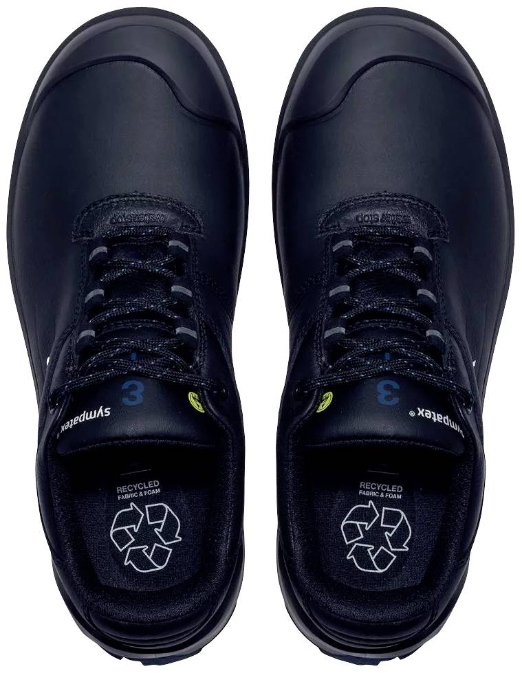 Deux chaussures noires vues de dessus, fabriquées à partir de matériaux recyclés, avec le logo Sympatex et le symbole de recyclage visibles.