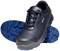 Une paire de chaussures de sécurité noires avec semelle bleue et embouts de protection gris. Elles ont des lacets et le logo 'uvex' sur le côté.