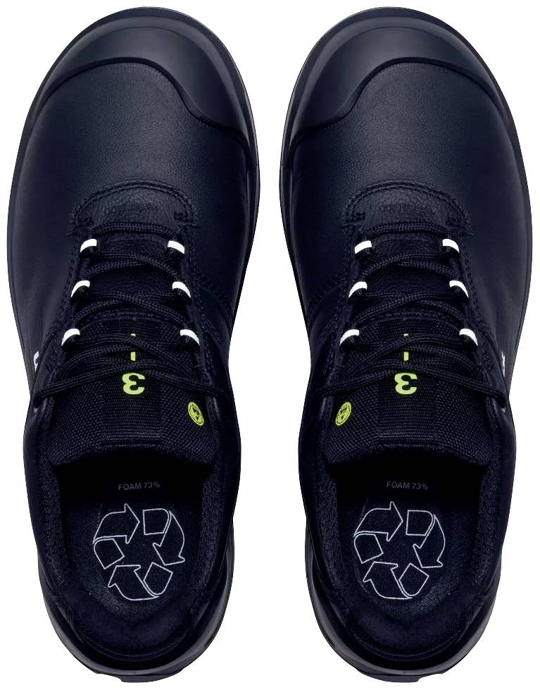 Chaussures noires avec des lacets blancs, vue de dessus. Sur la semelle intérieure, des symboles de recyclage sont placés à côté de l'inscription « FOAM R75 ».