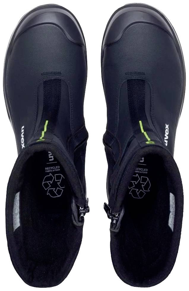 Bottes noires rembourrées avec une bande verte et des symboles de recyclage sur la semelle intérieure ; vue de dessus.