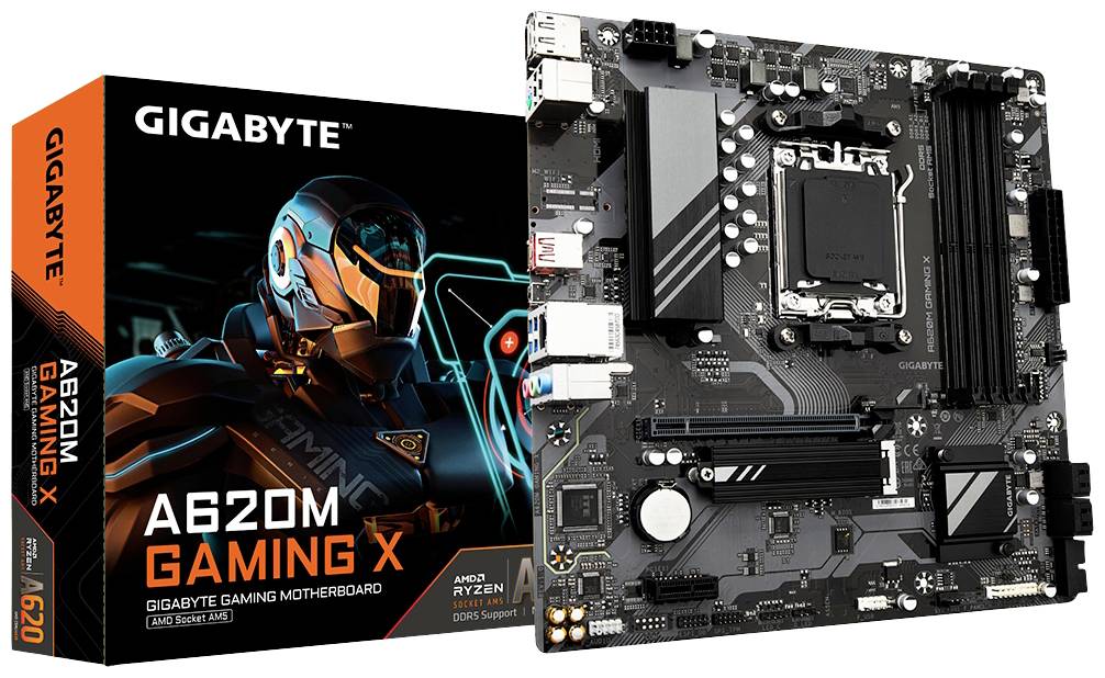 Carte mère Gigabyte A620M Gaming X à côté de son emballage. L'emballage présente des graphiques futuristes d'un robot. Carte mère avec socket AMD et quatre emplacements RAM.