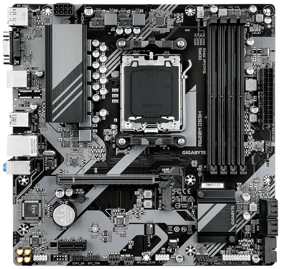 Une carte mère avec un socket processeur, des emplacements pour RAM et différents ports et composants. La marque Gigabyte est visible.