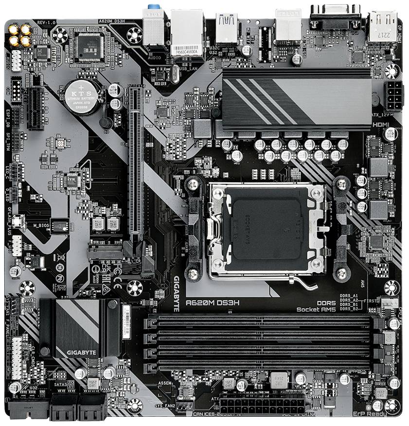 Carte mère avec plusieurs emplacements d'extension, ports et un socket processeur au centre. Étiquetée 'GIGABYTE A520M DS3H'. Compatible avec la mémoire RAM DDR4.