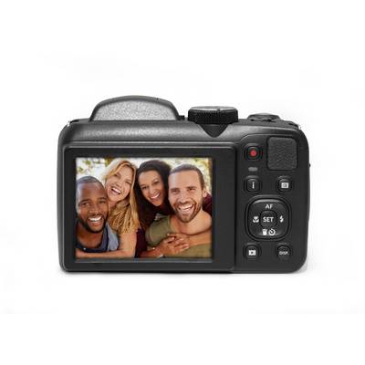 Un appareil photo numérique affiche un écran montrant quatre personnes riant ensemble, très proches les unes des autres.