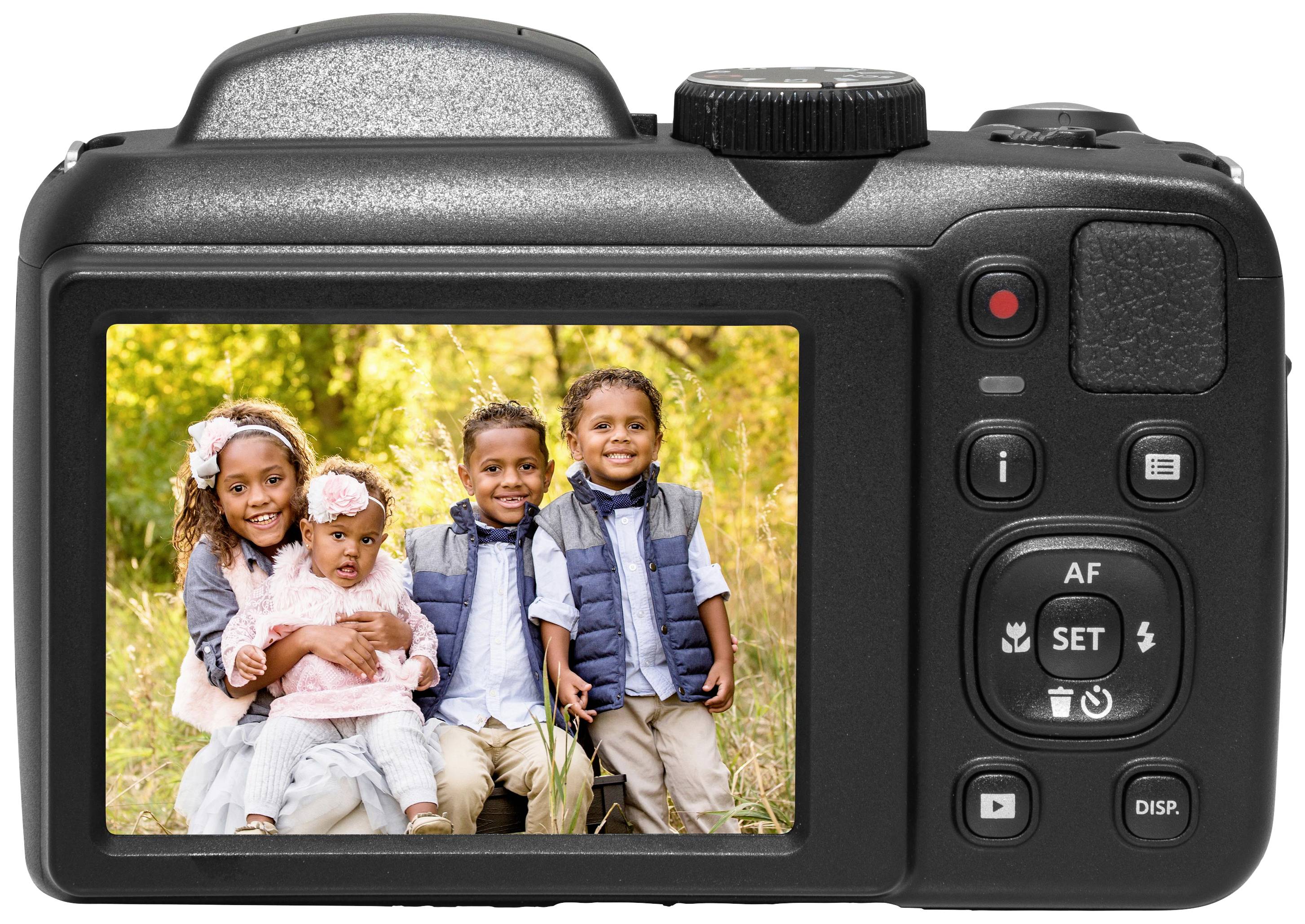 L'image montre l'écran d'un appareil photo avec une photo de quatre enfants souriants dans un environnement d'automne.