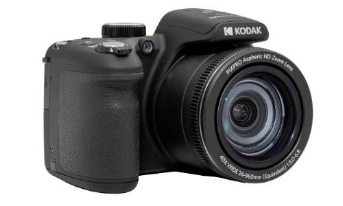 Appareil photo numérique en noir avec un grand objectif et une poignée à droite. Nom de la marque visible en haut. L'appareil photo est orienté vers l'avant gauche.