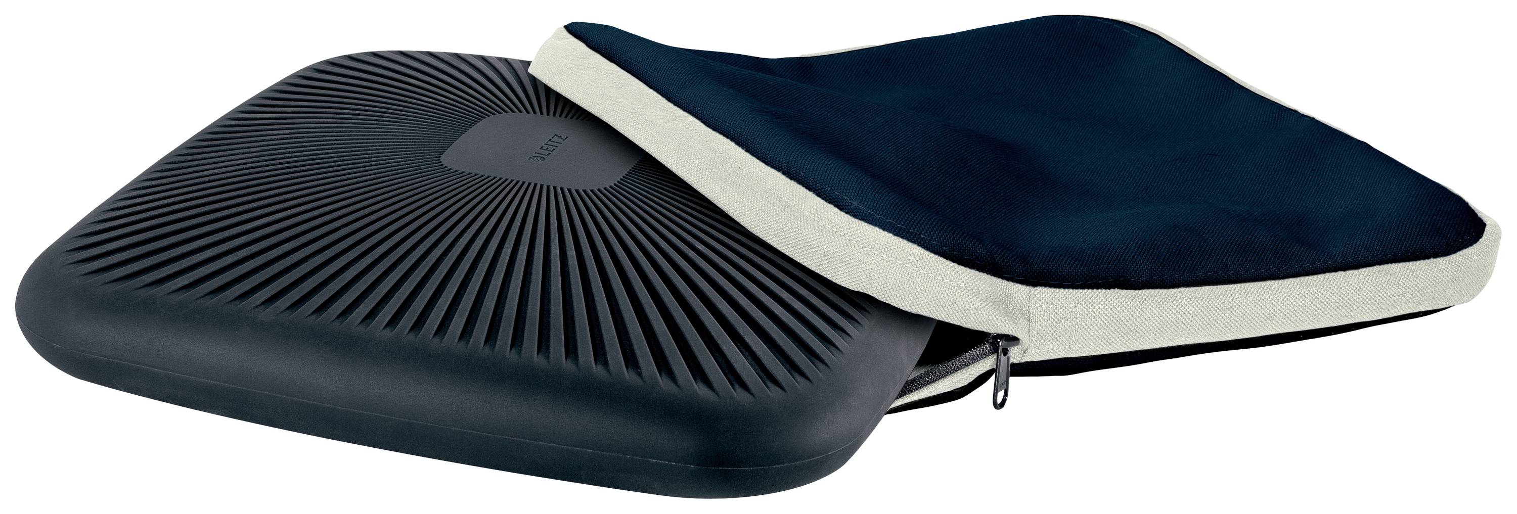 Un coussin noir à surface texturée repose partiellement dans une housse en tissu noir avec un bord clair et une fermeture à glissière.