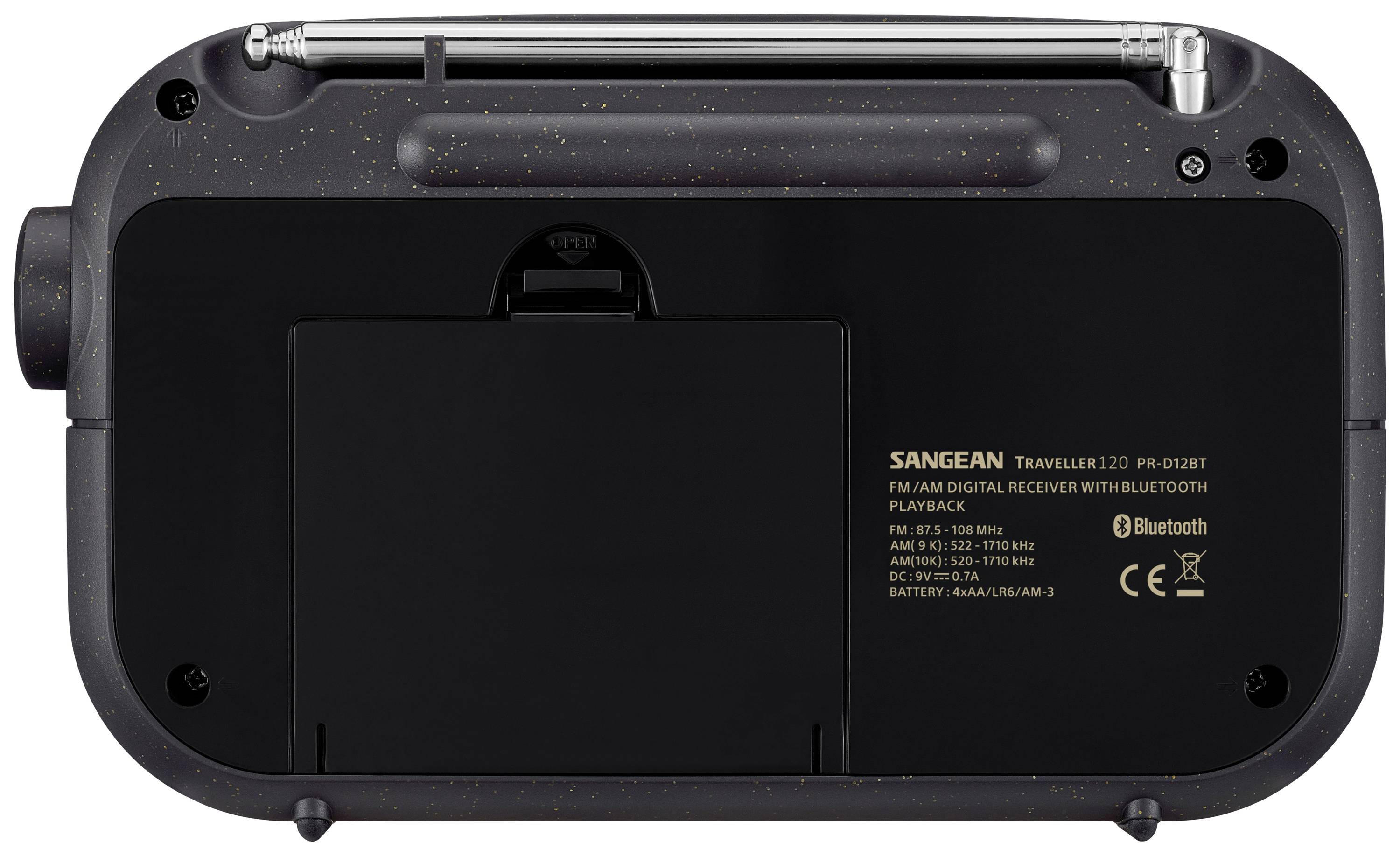 Vue arrière d'un radio portable avec antenne. Le nom de marque 'Sangean' et les informations de modèle sont imprimés.