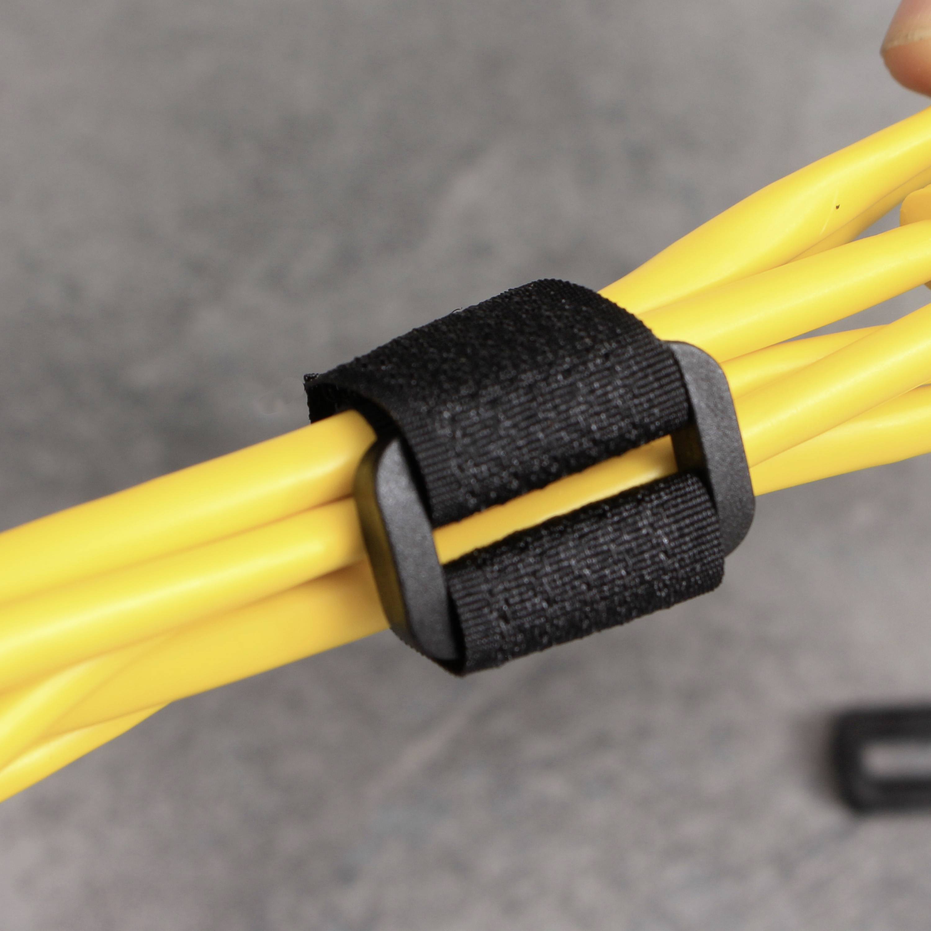 Les câbles jaunes sont regroupés avec une attache velcro noire.