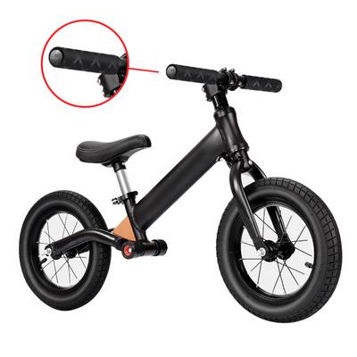 Une roue de course noire pour enfants avec des poignées ergonomiques. Un agrandissement met en évidence les détails du design des poignées.