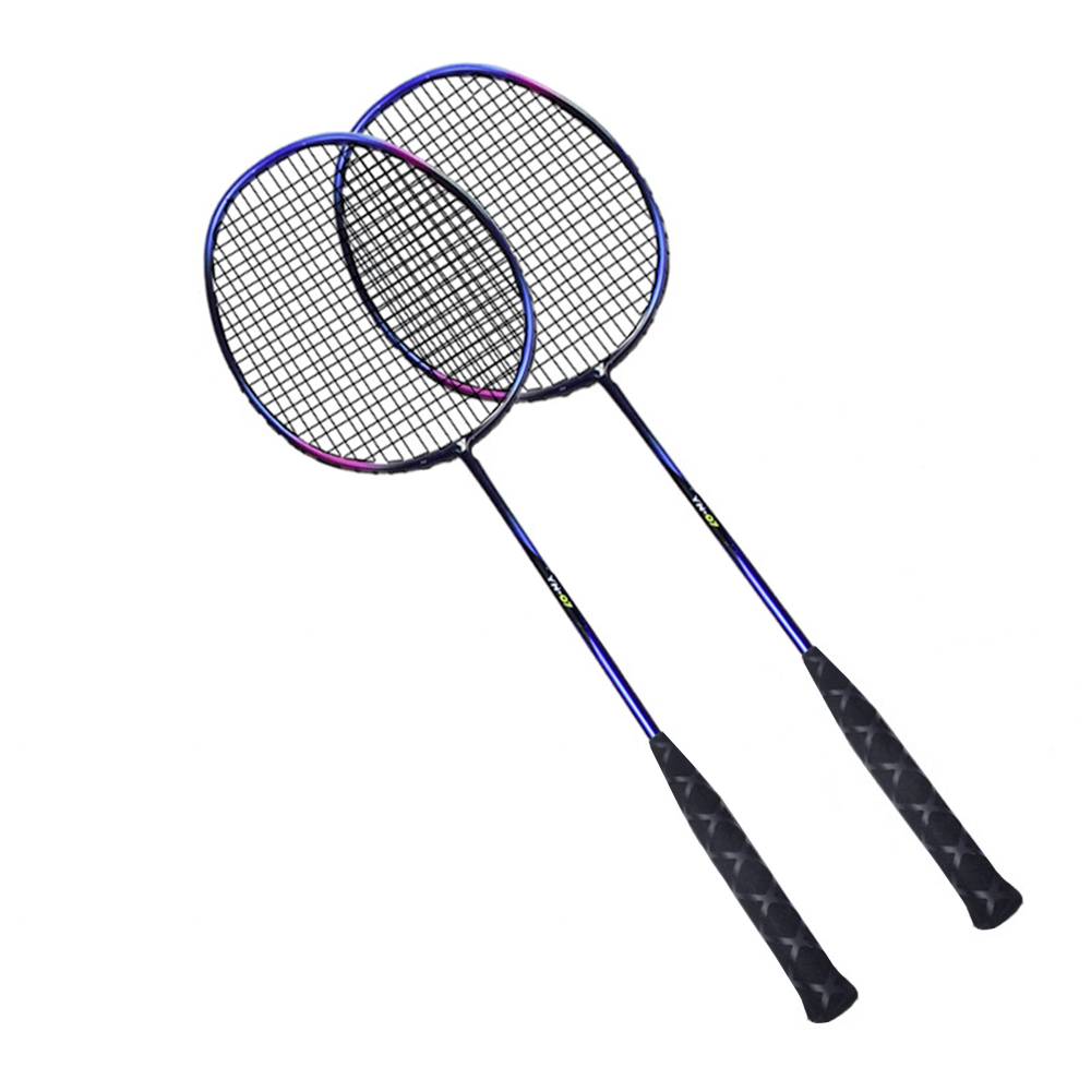 Deux raquettes de badminton aux manches noirs et aux cadres bleu et noir sont posées côte à côte, leurs têtes légèrement superposées.