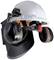 Un casque de sécurité blanc avec des protections auditives intégrées et un écran facial. Fréquemment utilisé dans l'industrie de la construction pour assurer la sécurité.