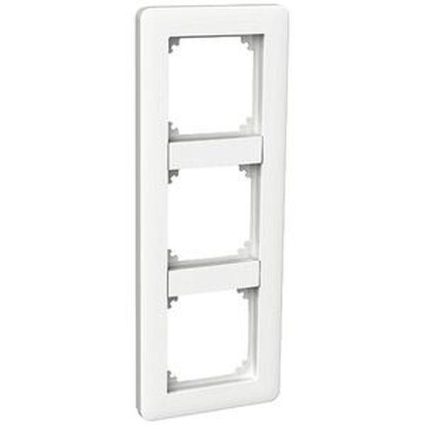 Un cadre de commutation blanc, rectangulaire, pour trois éléments d'interrupteur ou de prise, destiné à un montage mural.